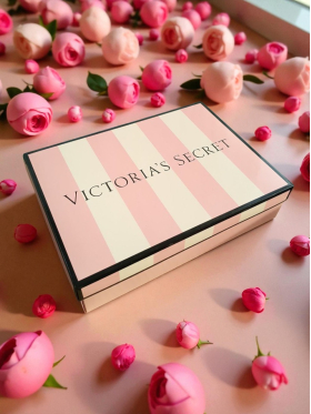 Подарункова коробка середня